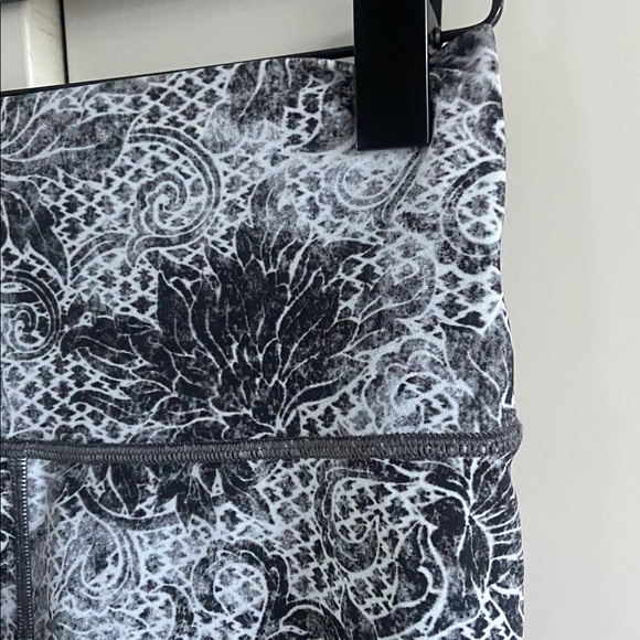 Lululemon Wunder Under Crop (High-Rise) *Full-On Luxtreme 21" EUC - Picture 9 of 14